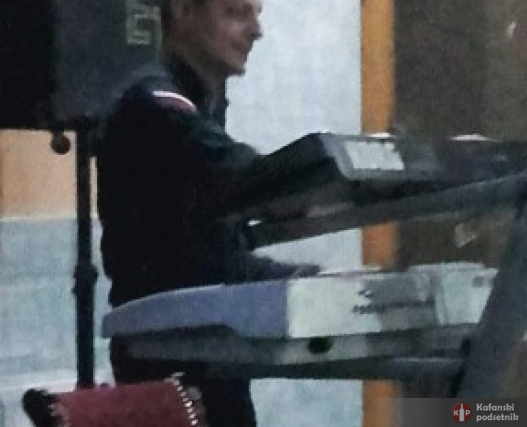 ajde malko da svirimo - poslao/la: Milan