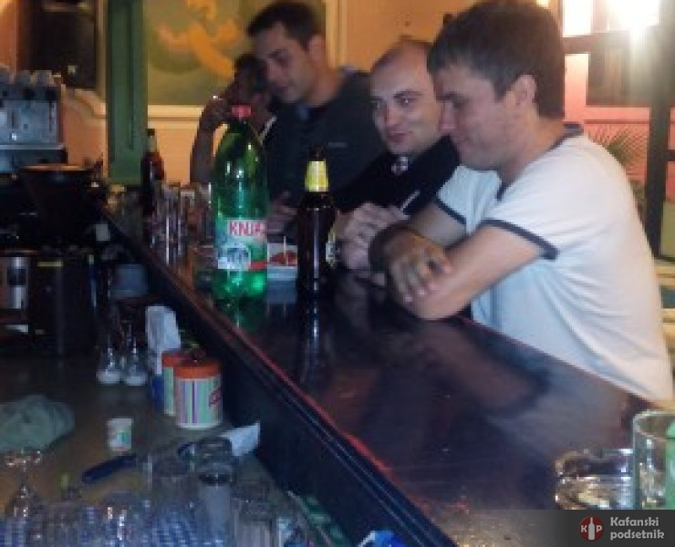 Drustvo u kaficu