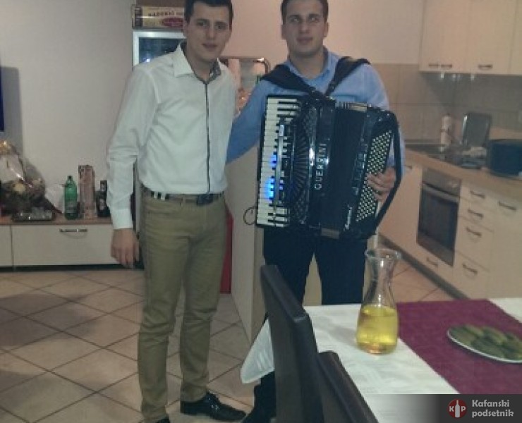 Bez harmonike nema nista :-) - poslao/la: Vladimir